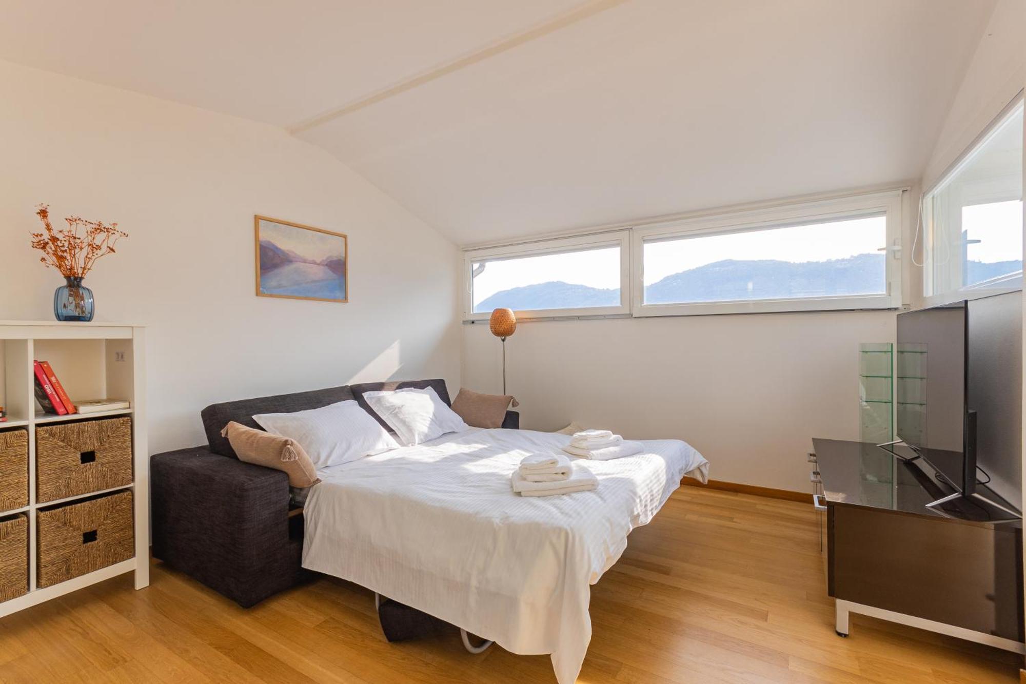 Apartamento Casa Madlen - Bright Attic With Marvelous View Campione dʼItalia Exterior foto
