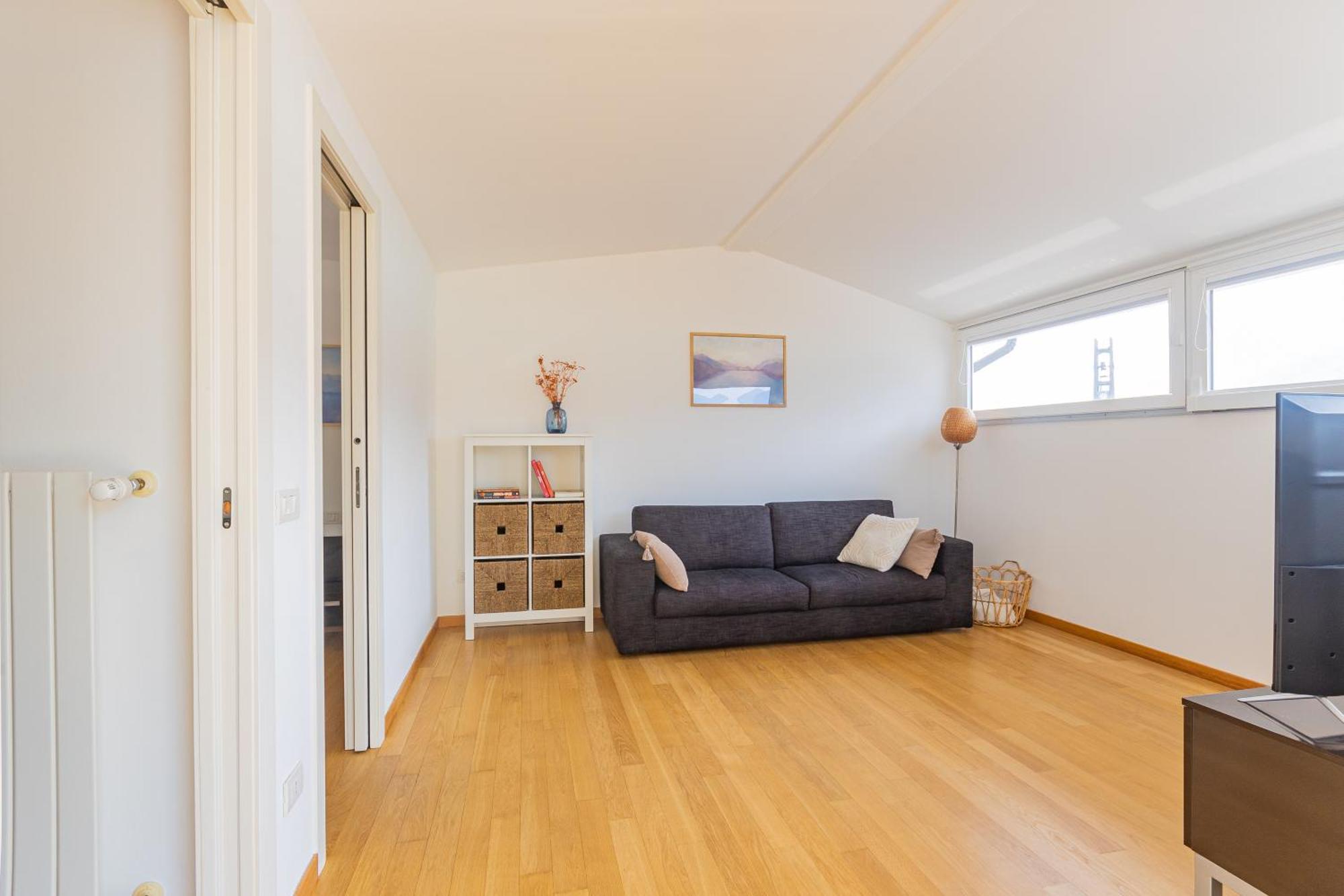Apartamento Casa Madlen - Bright Attic With Marvelous View Campione dʼItalia Exterior foto